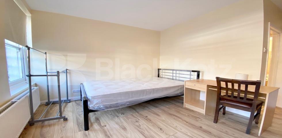 			VIRTUAL TOUR AVAILABLE!, 4 Bedroom, 1 bath, 1 reception Apartment			 Chapel Market, N1, ANGEL